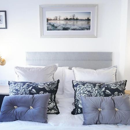 One Bedroom Luxury Ground Floor Apartment With Parking In Heart Holt 霍尔特 外观 照片