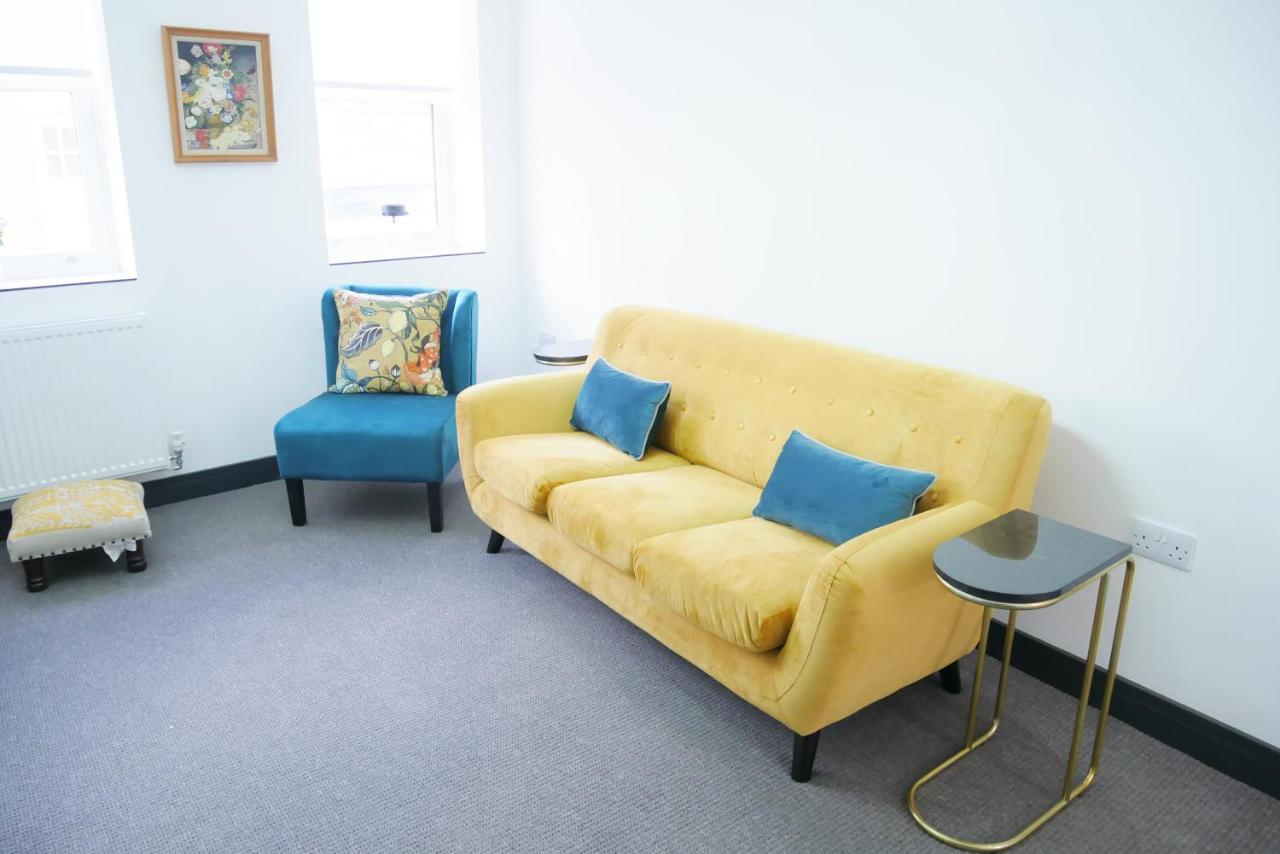 One Bedroom Luxury Ground Floor Apartment With Parking In Heart Holt 霍尔特 外观 照片
