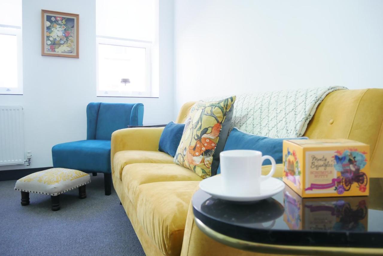 One Bedroom Luxury Ground Floor Apartment With Parking In Heart Holt 霍尔特 外观 照片