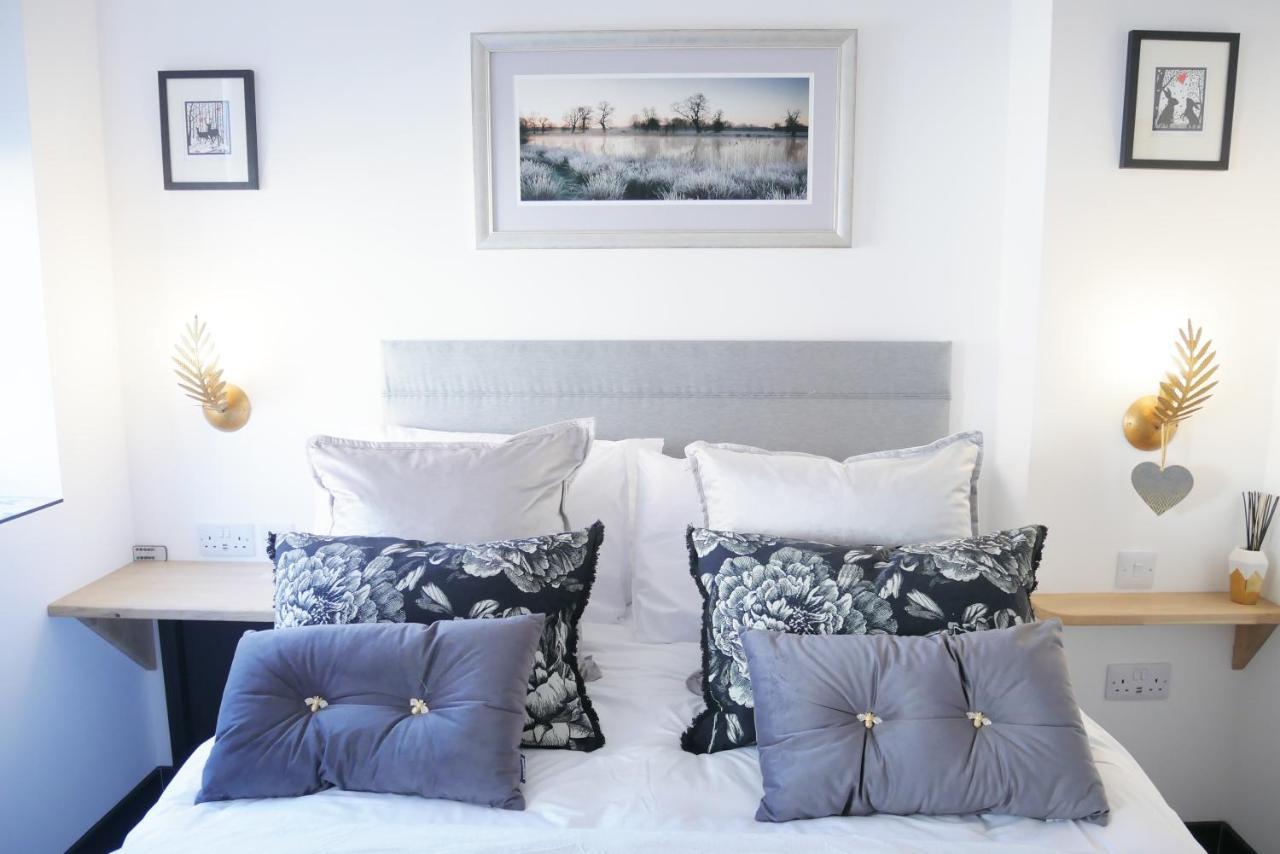 One Bedroom Luxury Ground Floor Apartment With Parking In Heart Holt 霍尔特 外观 照片