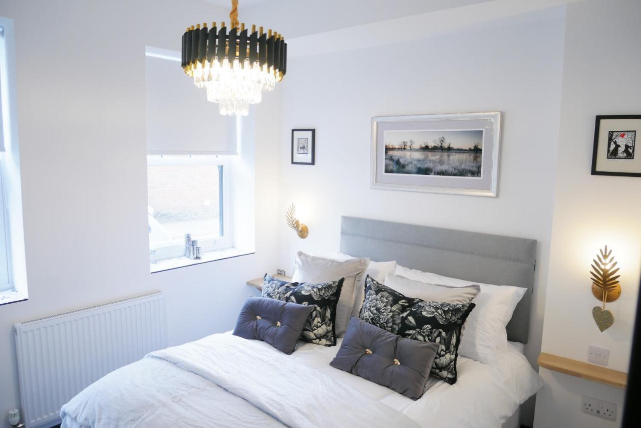 One Bedroom Luxury Ground Floor Apartment With Parking In Heart Holt 霍尔特 外观 照片